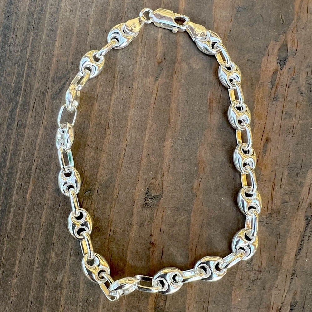 Elegant Silver Mariner Link, also referred to as Gucci link, Bracelet